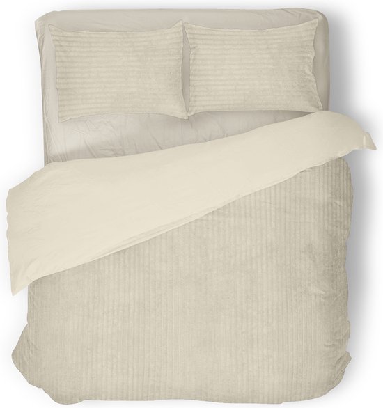 Topview van een beige tweepersoonsbed met een beige corduroy dekbedovertrek en kussenslopen.