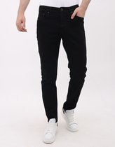 Man in nette zwarte jeans en witte sneakers, vooraanzicht.
