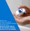 Een hand wordt gepompt met CeraVe lotion.