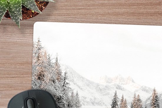 Muismat XXL 80x60 cm - Bureau onderlegger - Bureau mat Natuur - Winter - Bomen - Bergen - Sneeuw - Bureaumat - Gaming mousepad xl - Bureaulegger groot - Computer deskmat