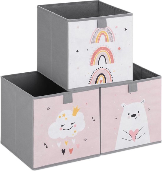 Drie opvouwbare opbergdozen met regenbogen, een wolk met kroon en een beer, gepresenteerd in een piramidevorm.