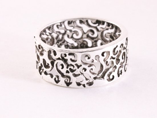 Bague argentée ornée d'un motif floral ajouré en filigrane.