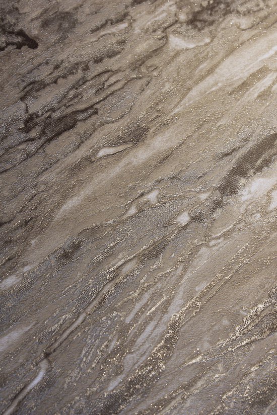 Behang met een taupe marmerpatroon met accenten van glitters.