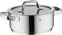 Zilverkleurige RVS pan met glazen deksel en handvatten, logo WMF zichtbaar.