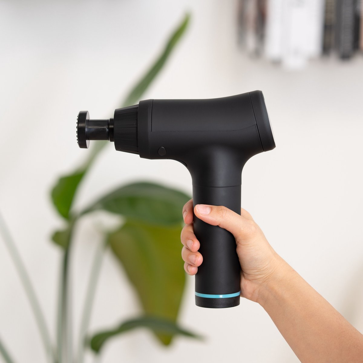 Afbeelding 2 van Pure Relief Massage Gun – Krachtig Draadloos Massageapparaat | 30 Vibratiestanden tot 3500 RPM | Spierherstel, Ontspanning & Sportmassage | Inclusief 6 Opzetstukken & LCD Touchscreen