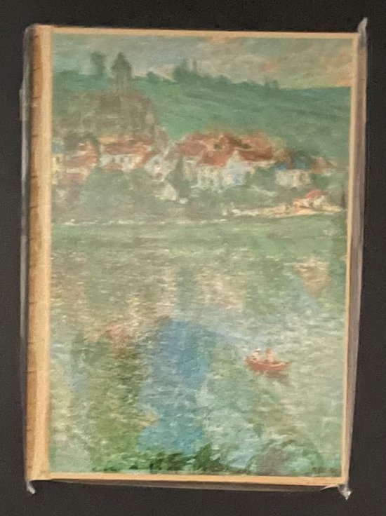 Hardcover notitieboek met schildering van Claude Monets 'Vétheuil'. Een roeiboot vaart op een reflecterend wateroppervlak voor een dorpje aan de voet van een heuvel.