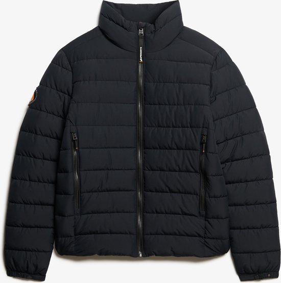 Donkerblauwe Superdry jas met horizontale vulling, staande kraag en ritsen.