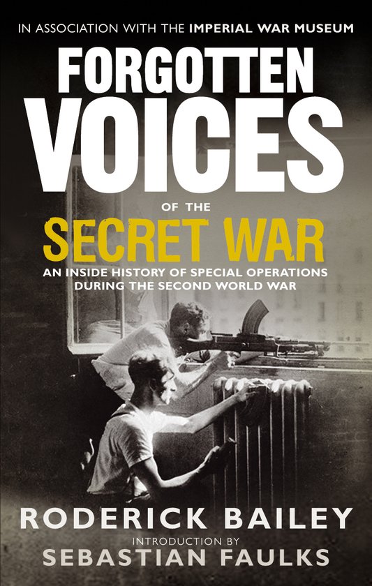 Couverture du livre 'Forgotten Voices of the Secret War', avec une photo en noir et blanc de deux hommes près d'une fenêtre avec une mitrailleuse.