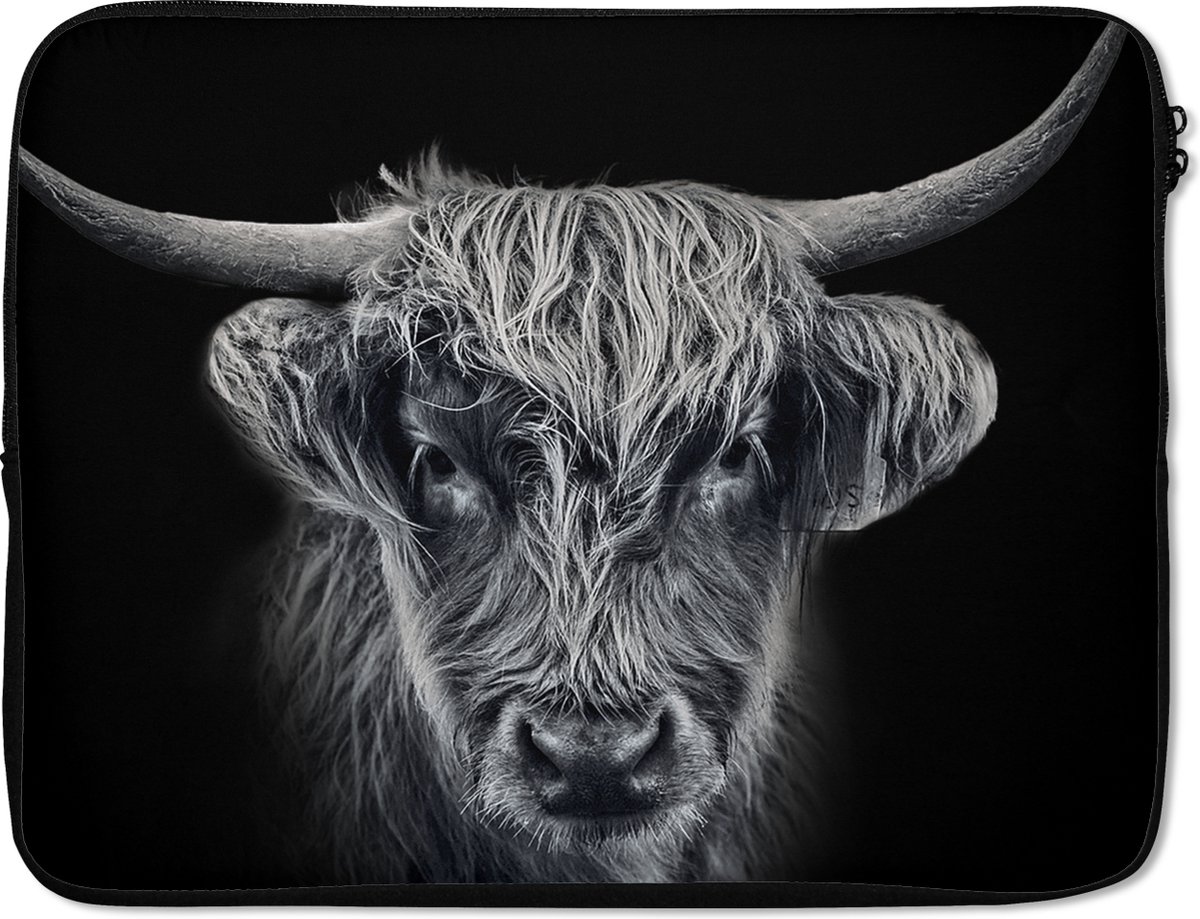 Laptophoes 15.6 inch - Schotse hooglander - Zwart - Koe - Dieren - Laptop sleeve - Binnenmaat 37x26 cm - Zwarte achterkant