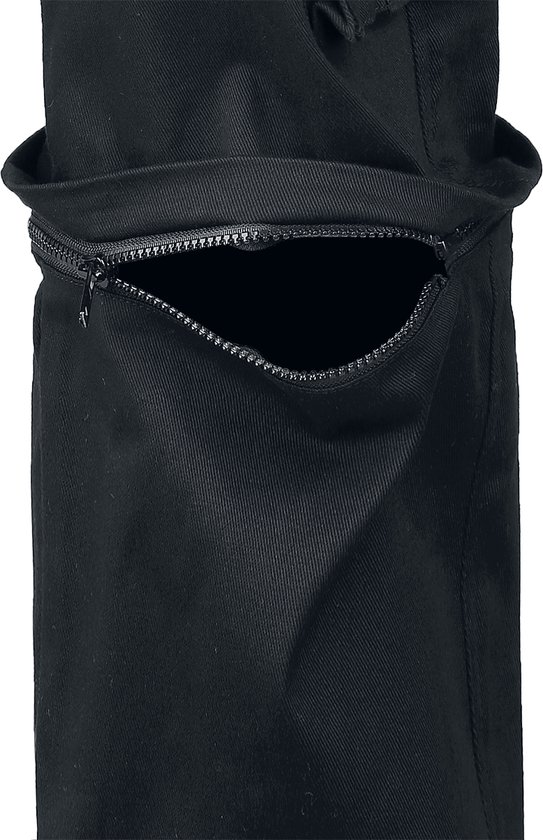 Zwarte cargobroek met een geopende ritszak op het been.