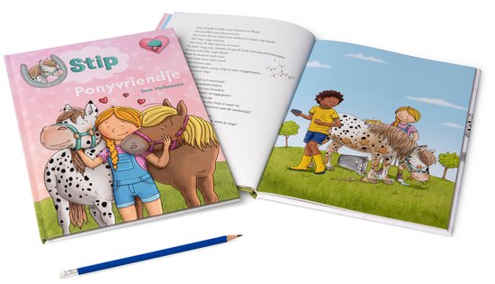 Boek 'Stip Ponyvriendje' opengewerkt, met illustraties van paarden en kinderen, naast een potlood.