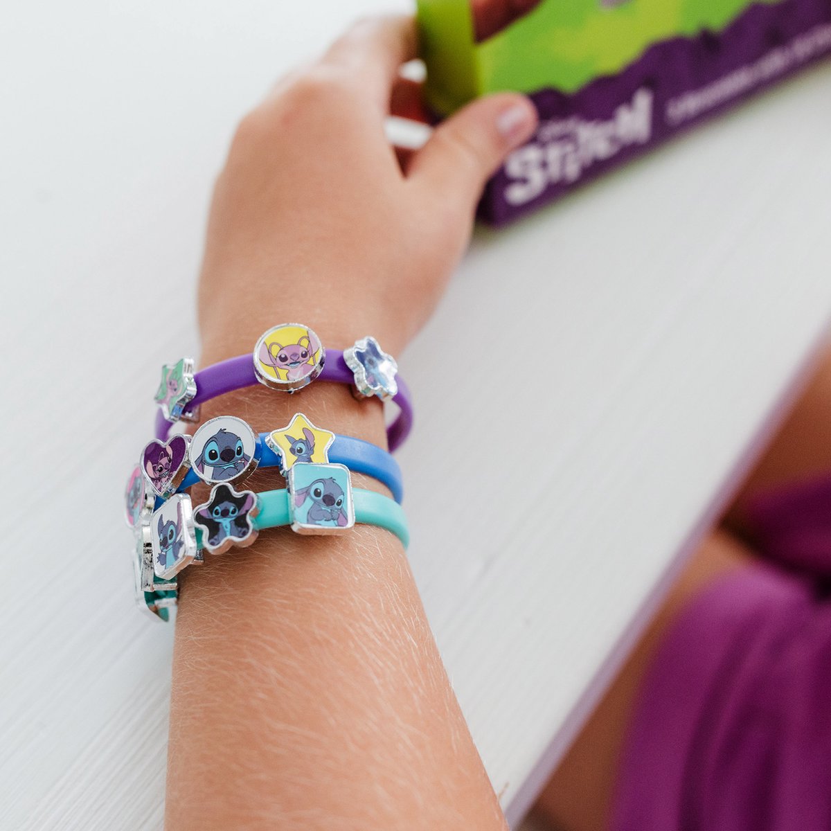 Disney Stitch Totum - 3 schuif armbandjes maken met 18 bedels en stickers - knutselen 21 -delige set speelgoed vanaf 3 jaar Lilo & Stitch cadeautip — afbeelding 4