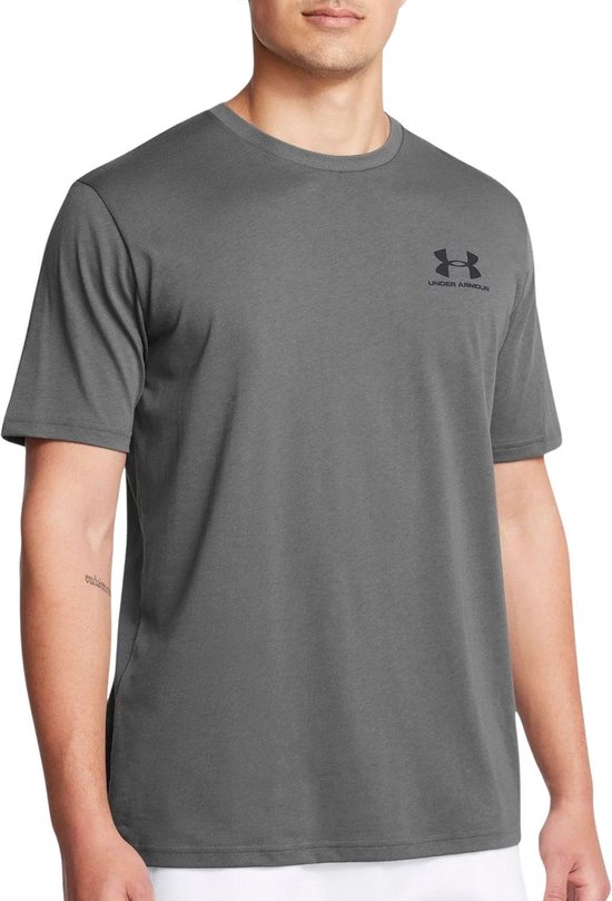 Man in grijs Under Armour sportshirt, voorkant, met logo op de borst.
