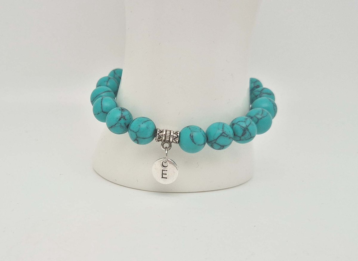 Handgemaakte natuursteen armband met hanger "Letters in cirkel" " Howliet groen" -8 mm diameter van de korrel- Diameter armband 20 cm - Kies je favoriete letters- Een mooi cadeau voor familie en vrienden