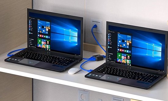 Twee zwarte laptops verbonden met een netwerk via een zwarte adapter en blauwe kabels.