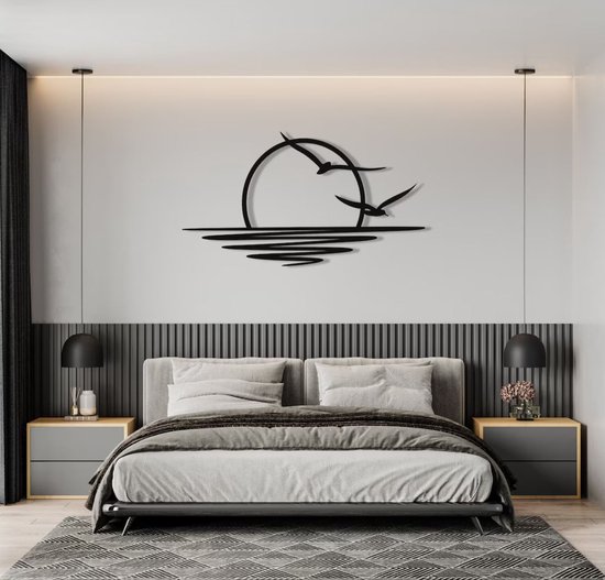 Décoration murale en métal noir d'un demi-cercle avec des vagues et deux oiseaux, au-dessus d'un lit avec des draps gris.