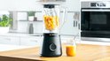 Bosch VitaPower Serie 4 blender met Tritan kan, 1200W, gevuld met stukken mango.