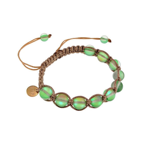 Bruine macramé armband met matgroene kristallen en een goudkleurig esde2 logo.
