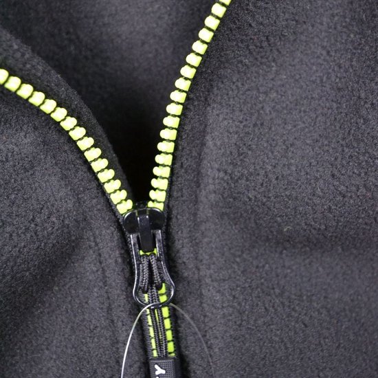 Gedetailleerde close-up van een neongele ritssluiting op een zwarte fleece trui.