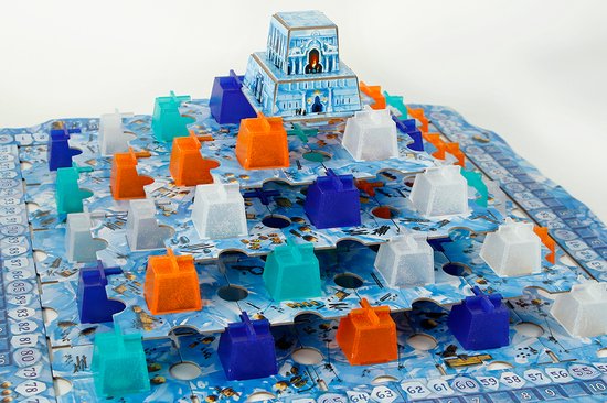 Bordspel 'Nunatak De IJstempel' met piramide in het midden en oranje, paarse, turkooizen en witte torens op het blauwe, ijzige veld.