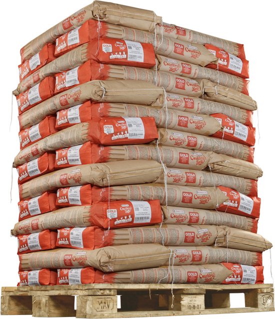 Een pallet vol zakken Country's Best Gold 4 Gallico kippenvoer.