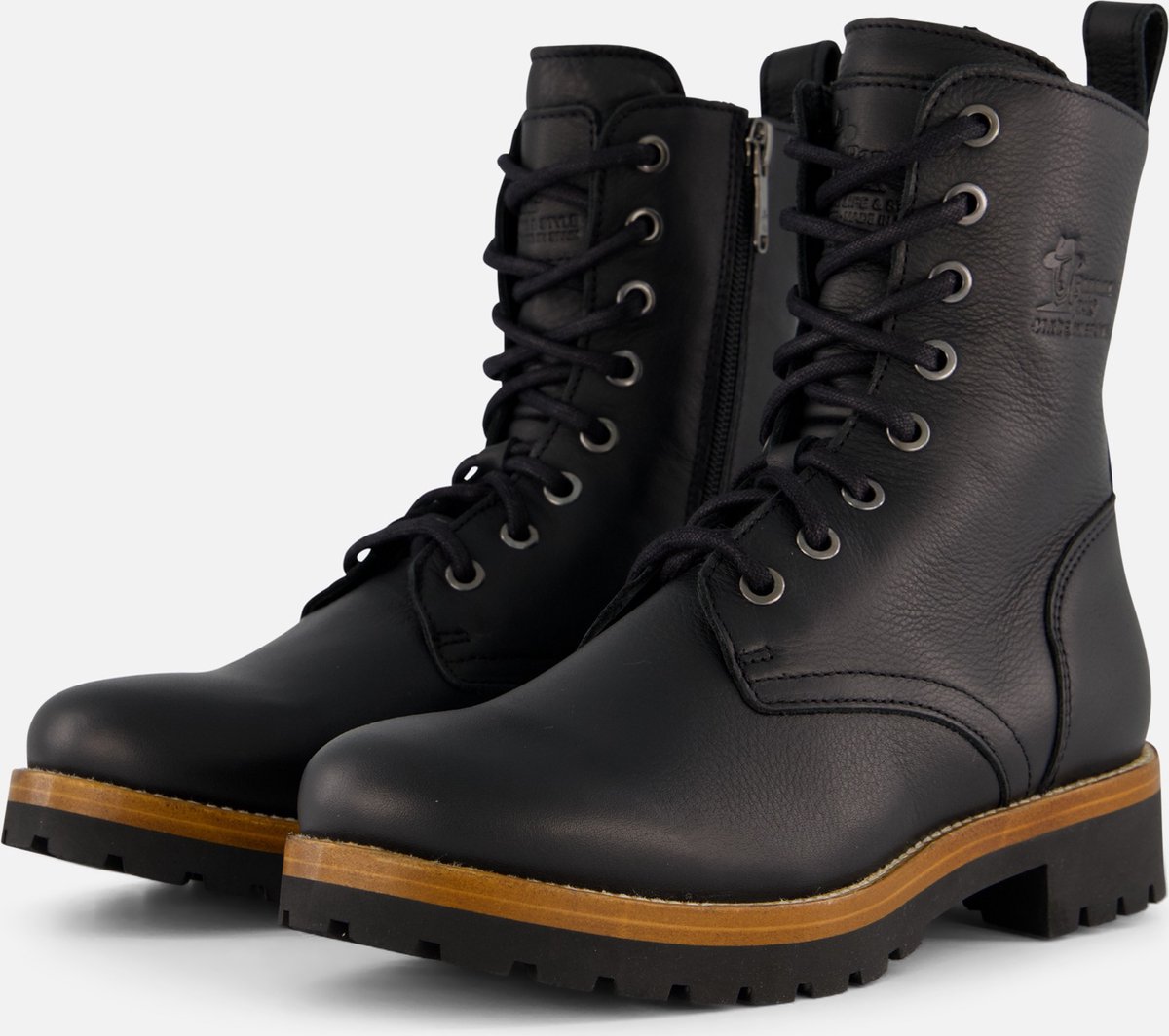 Deze duurzame Panama Jack Frisia B14 veterboots zijn gemaakt van waterproof nappaleer. De voering en comfortabele binnenzool zijn van leer. De boots hebben een uitneembaar voetbed en een comfortabele pasvorm. De flexibele rubberen zool heeft een hakhoogte van 3 centimeter. - 0