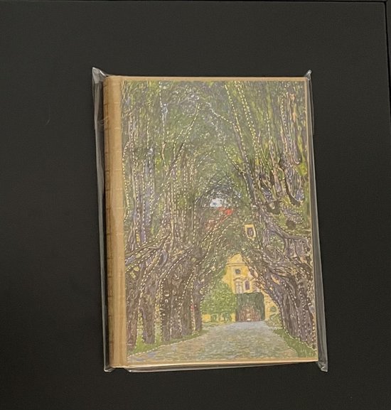 Gesloten notitieboek met een omslag die een schilderij van een bosweg toont, genaamd 'Doorgang in Park van Slot Kammer' van Gustav Klimt.
