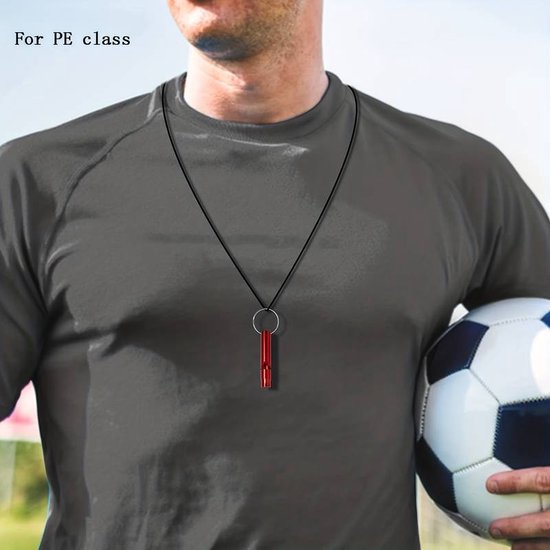 Homme avec un ballon de football portant un sifflet rouge porte-clés autour du cou.