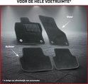 Set van vier zwarte automatten, met pijlen die de voorste en achterste matten aanduiden. Tekst 'Voor de hele voetruimte'.