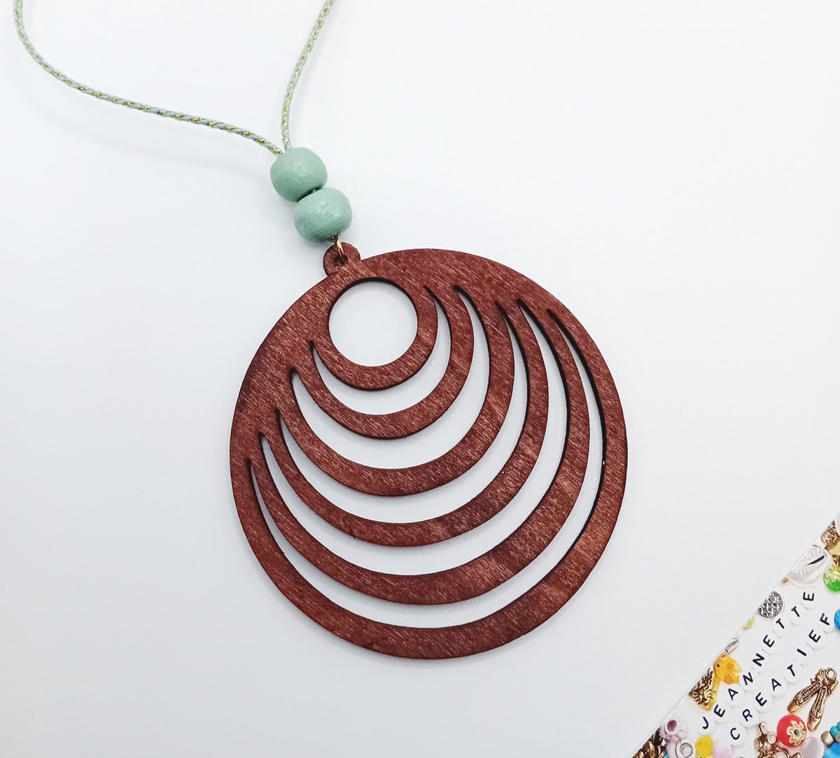 Jeannette-Creatief® - Beach - Koordketting met Houten Kralen en Hanger - Ketting Dames - Ketting met Bedel - Ketting - Ketting met Houten Kralen - Groene Ketting - Koordketting - Houten Kralen - Houten Hanger - Boho- Ibiza