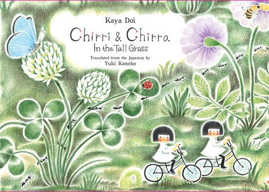 Boekomslag: Twee meisjes op fietsen in gras met klaver, lieveheersbeestje, vlinder, mieren en bij.