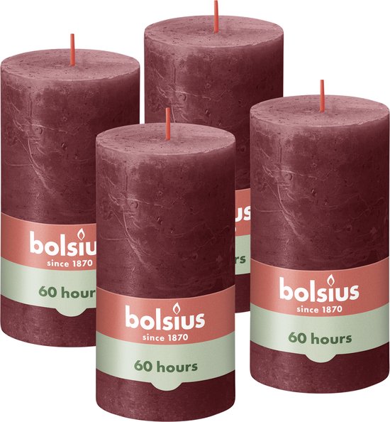 Vier bordeauxrode, cilindrische kaarsen met een label van Bolsius 'since 1870, 60 hours'.