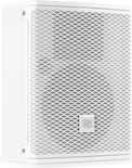 Witte luidspreker met een gedetailleerde, diamantvormige grill en een logo.
