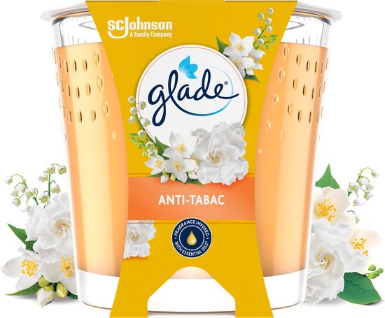 Glade Anti-Tabac geurkaars met witte bloemen en de tekst 'Fragrance Infused with Essential Oils'.