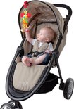 Een baby in een beige kinderwagen speelt met Mimsy de Muis, een gele knuffel met oranje lijf, groene armen en rode oren met stippen.
