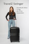 Vrouw met zwarte koffer van 67x45x25-29cm, 3,7kg, 63-75 liter.