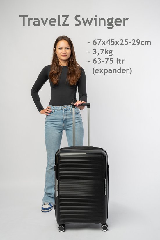 Vrouw met zwarte koffer van 67x45x25-29cm, 3,7kg, 63-75 liter.