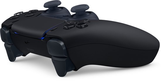 Zijkant van een zwarte DualSense controller, met blauwe lichtaccenten.