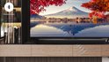 Zwarte soundbar op een houten meubel voor een tv, met visualisatie van draadloze muziek via bluetooth.