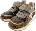 Zijaanzicht van bruine sneakers met luipaardprint, klittenband en roze veteroogjes.