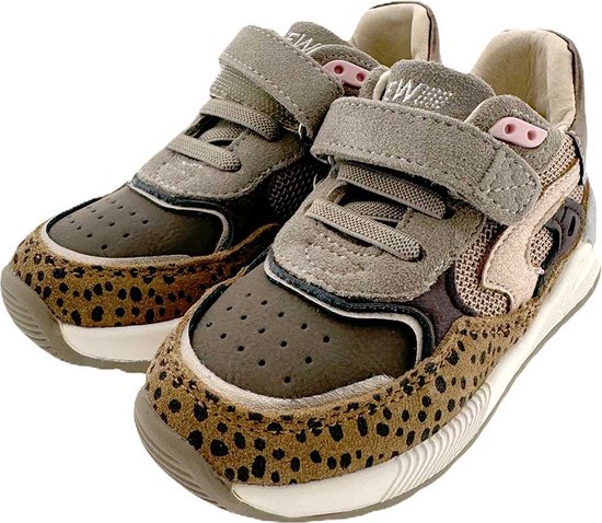 Zijaanzicht van bruine sneakers met luipaardprint, klittenband en roze veteroogjes.