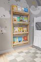 Een houten kinderboekenplank gevuld met kleurrijke kinderboeken, gemonteerd aan een muur met een maan- en wolkenthema.
