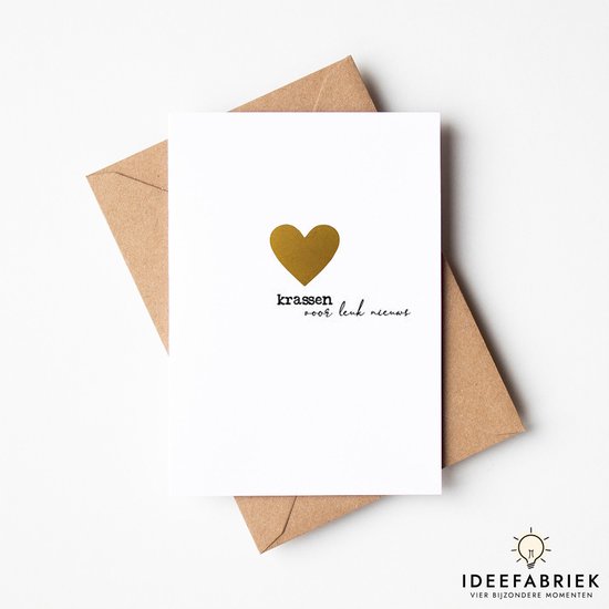 Witte kaart met gouden hartvormige krasticker. Onder de sticker staat 'krassen voor leuk nieuws'. Kraft envelop.