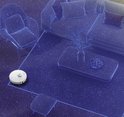 Witte robotstofzuiger in een blauw wireframe-weergave van een woonkamer.