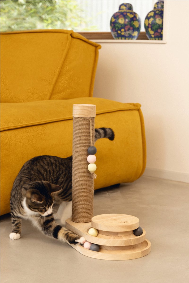 Designed by Lotte Inez Krabpaal - Hout/Jute - Incl speeltoren met balletjes - Bruin - 38x25,5x47,5 cm — afbeelding 2