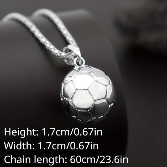 Zilverkleurige ketting met een voetbalhanger van metaal. Afmetingen: hanger 1,7cm x 1,7cm, ketting 60cm.