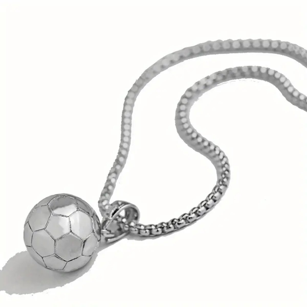 Sportketting, Voetbal Hanger + ketting/ Sieraden lengte ketting 60cm zilver kleurig