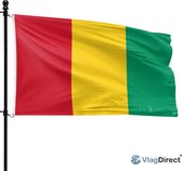 Guinese vlag met rode, gele en groene verticale banen op een vlaggenmast.