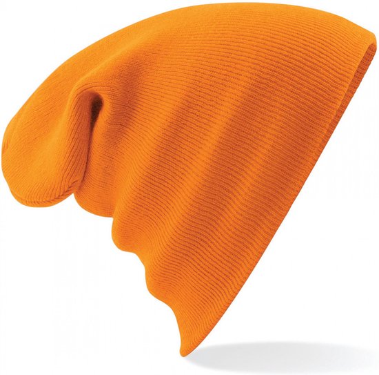 Oranje gebreide muts met lange, nonchalant vallende bovenkant.