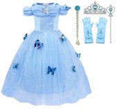 Lichtblauwe prinsessenjurk met vlinderdecoraties, pofmouwen, glitter en bijpassende accessoires: kroon, toverstaf, vlecht en handschoenen.
